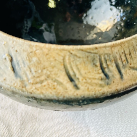 Hand Thrown Detailed Black Glaze Studio Art Pottery Bowl 8.5” Diameter Signed - Picture 4 of 6